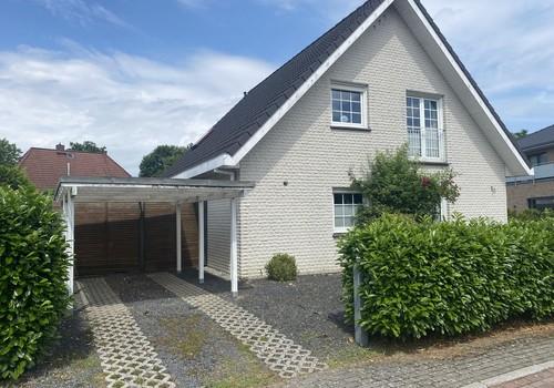Hausansicht mit Carport