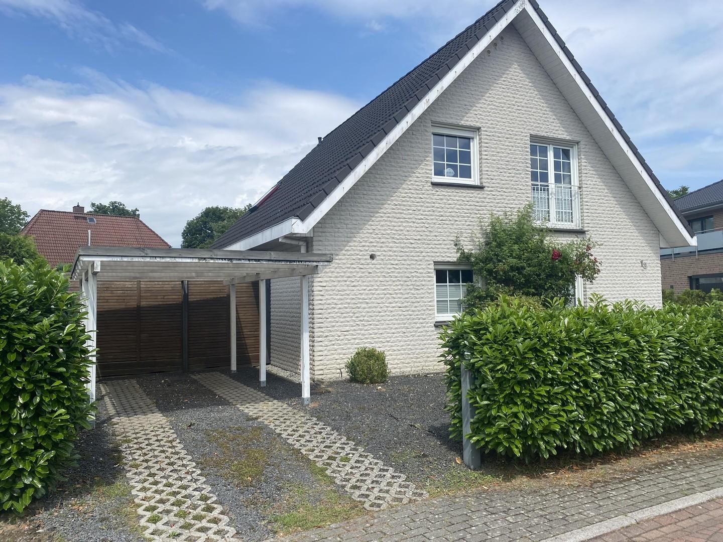 Hausansicht mit Carport