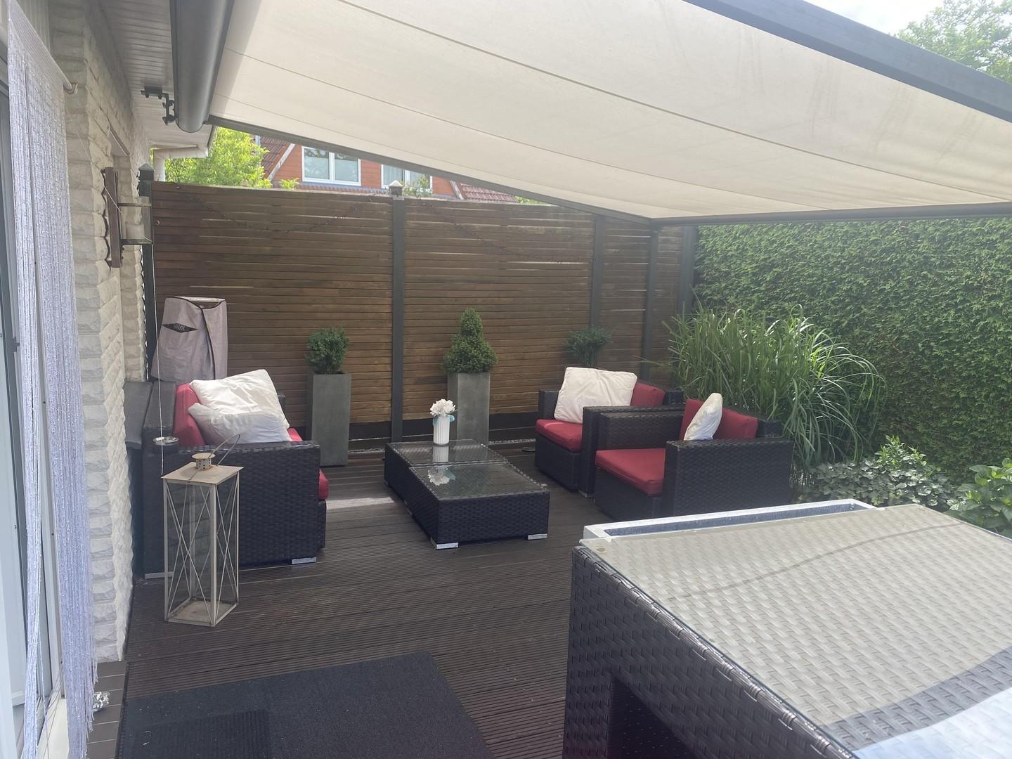 Terrasse mit Pergola Markise