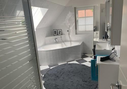 Bad mit Eckbadewanne
