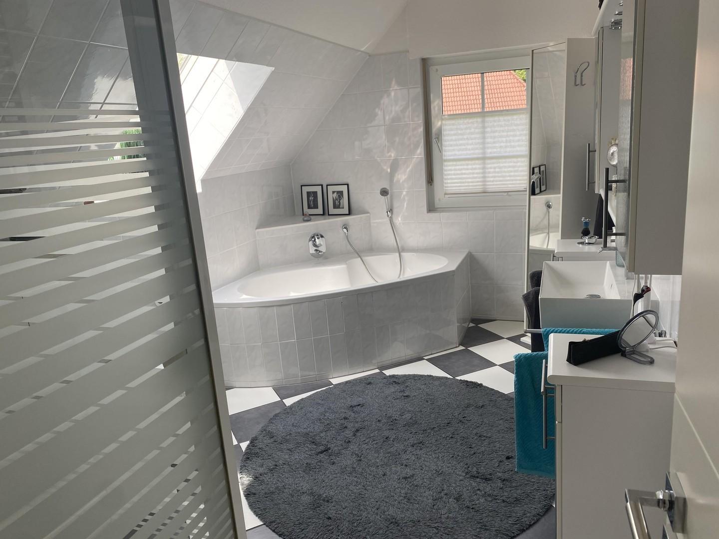 Bad mit Eckbadewanne