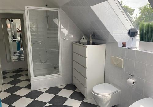 Bad mit Dusche und WC