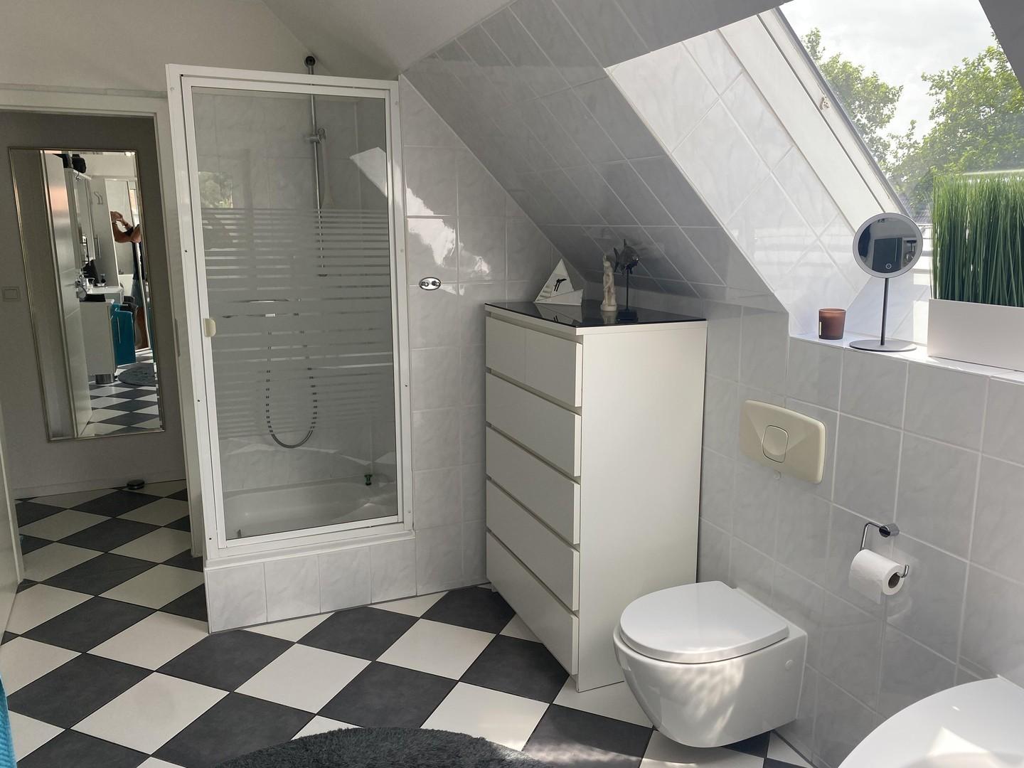 Bad mit Dusche und WC