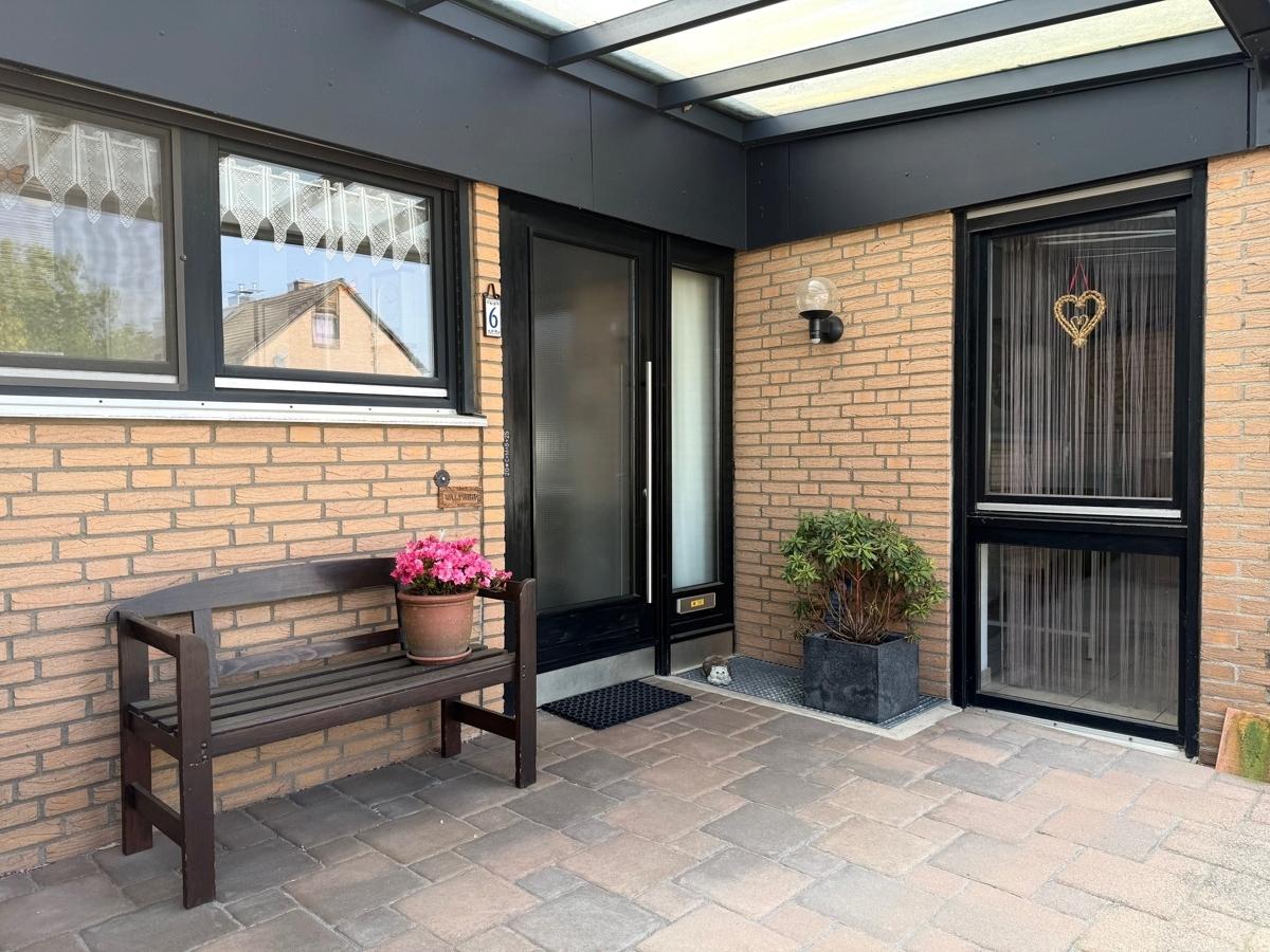 überdachte Terrasse vor dem Haus