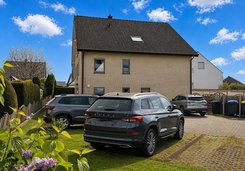 Parkfläche vor derm Haus