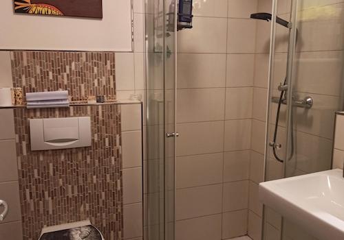 Gäste-WC mit Dusche
