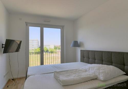 Blick ins Schlafzimmer mit TV