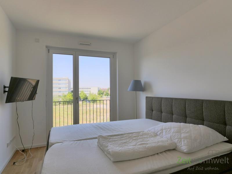 Blick ins Schlafzimmer mit TV