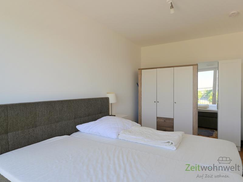 Blick zum Kleiderschrank