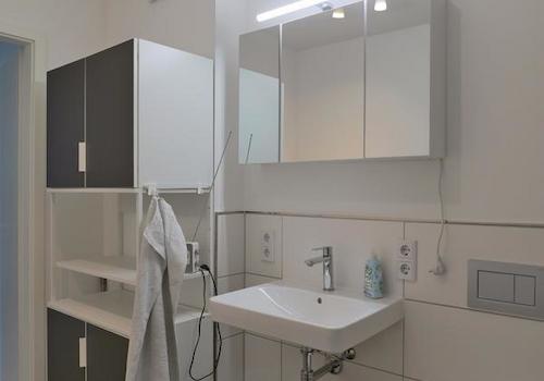 WC, Waschbecken und Regalschrank