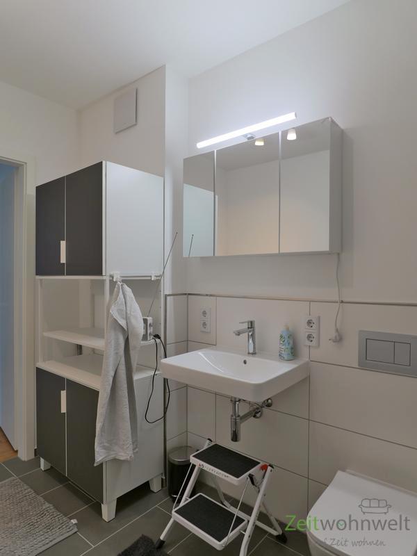 WC, Waschbecken und Regalschrank