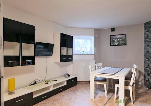 Schrankwand, TV und Esstisch