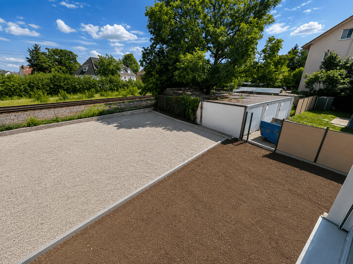 Blick auf den Garten und Parkplätze