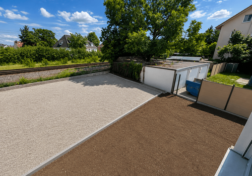 Blick auf den Garten und Parkplätze