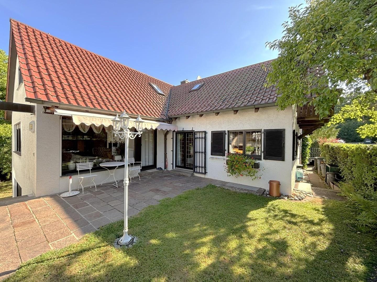 Hausansicht mit Garten im EG