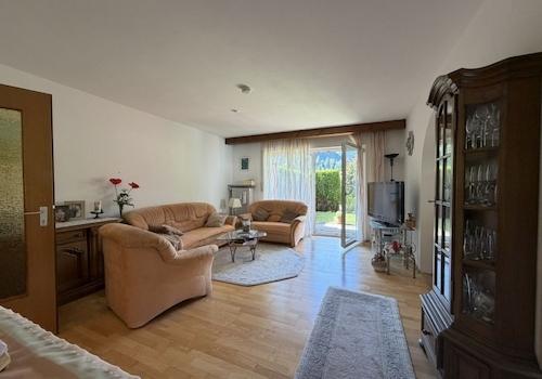 Wohnzimer mit Blick zur Terrasse