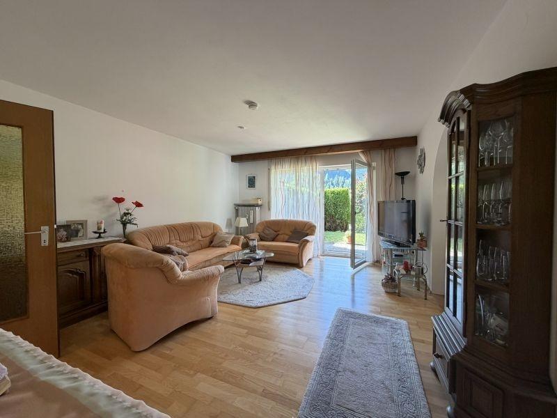 Wohnzimer mit Blick zur Terrasse