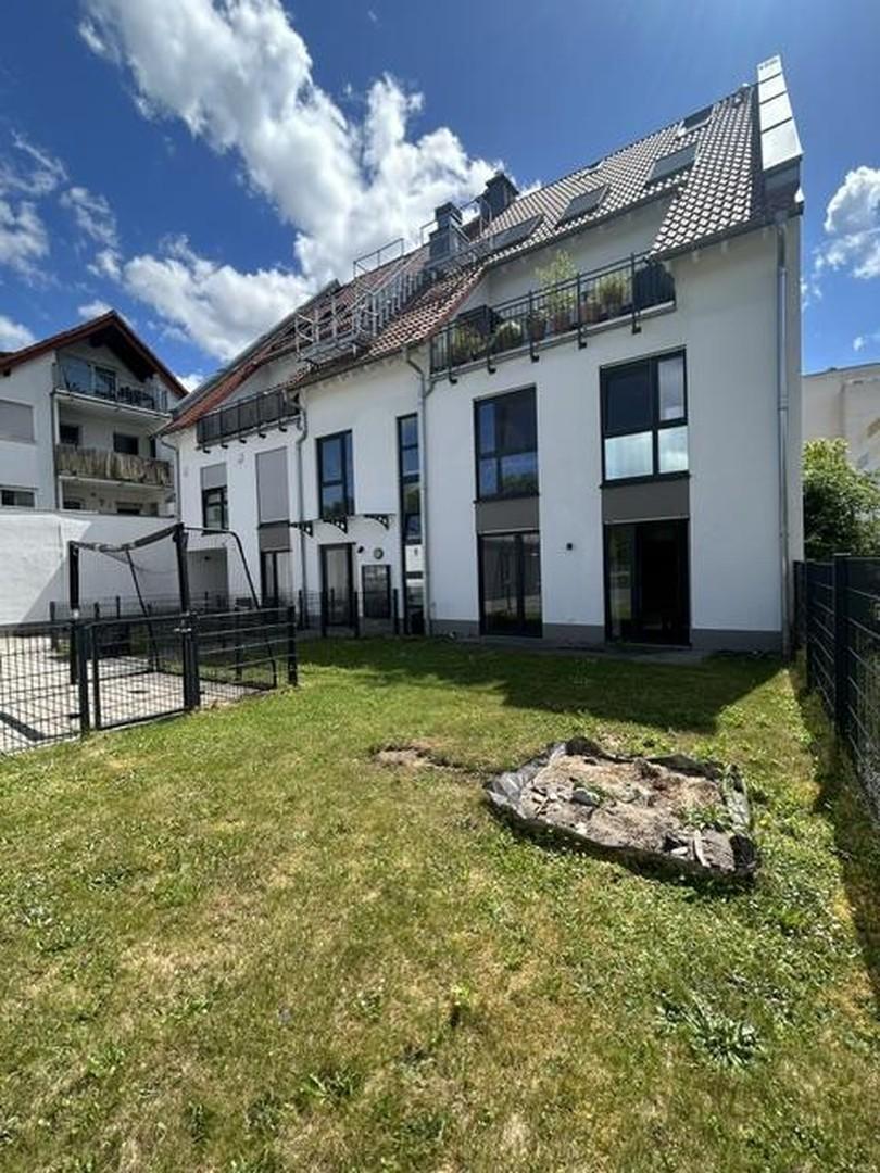 Außenansicht mit Gartenanteil