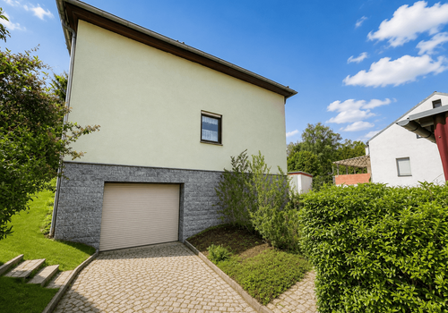 Straßenansicht - Einfahrt Garage