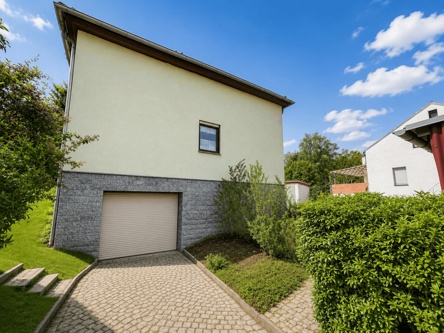 Straßenansicht - Einfahrt Garage