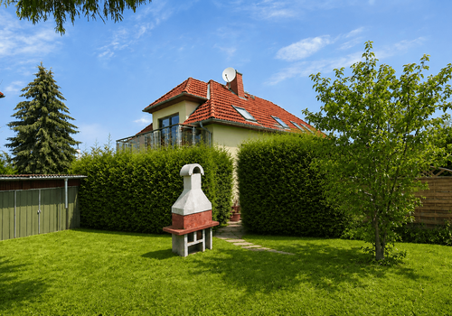 Blick vom Garten zum Haus