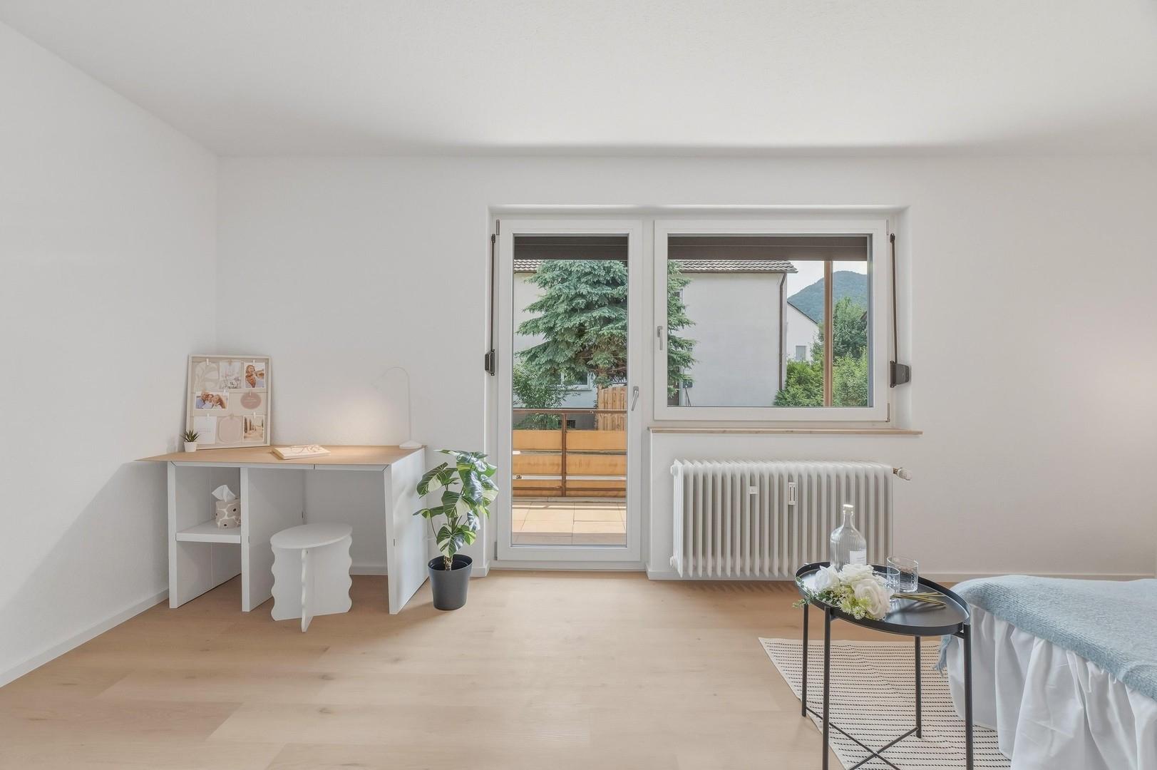 Schlafzimmer mit Büro-Ecke