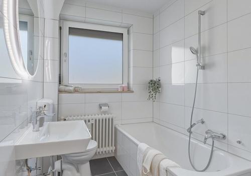 Modernes Tageslichtbad