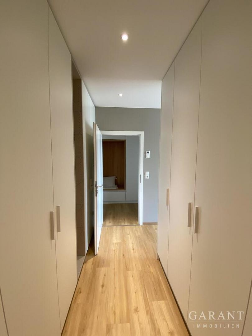 begehbarer Kleiderschrank im Schlafzimmer