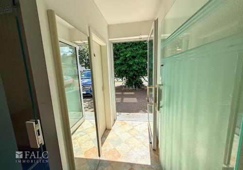 Eingang Büro Strassenansicht