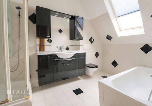 Bad mit Dusche und Badewanne