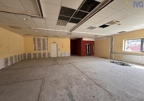 Offene Gewerbefläche mit Blickrichtung Aufzug