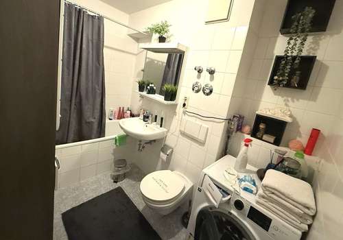 Badezimmer mit Waschmaschinenanschluss