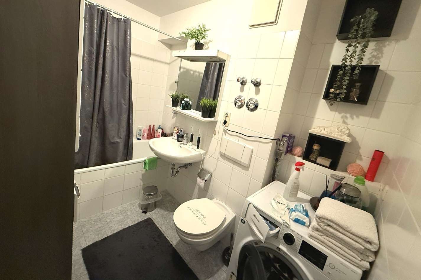 Badezimmer mit Waschmaschinenanschluss