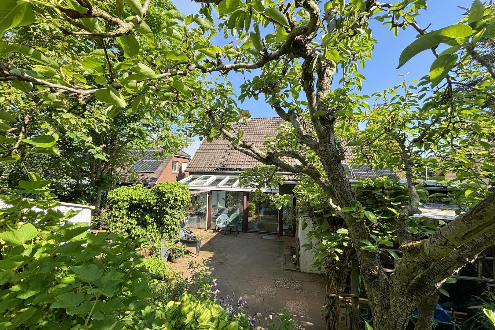 Garten mit Blick auf den Wintergarten