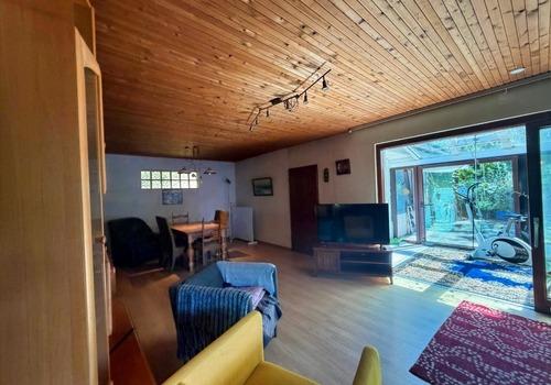 Wohnzimmer mit Blick in den Wintergarten