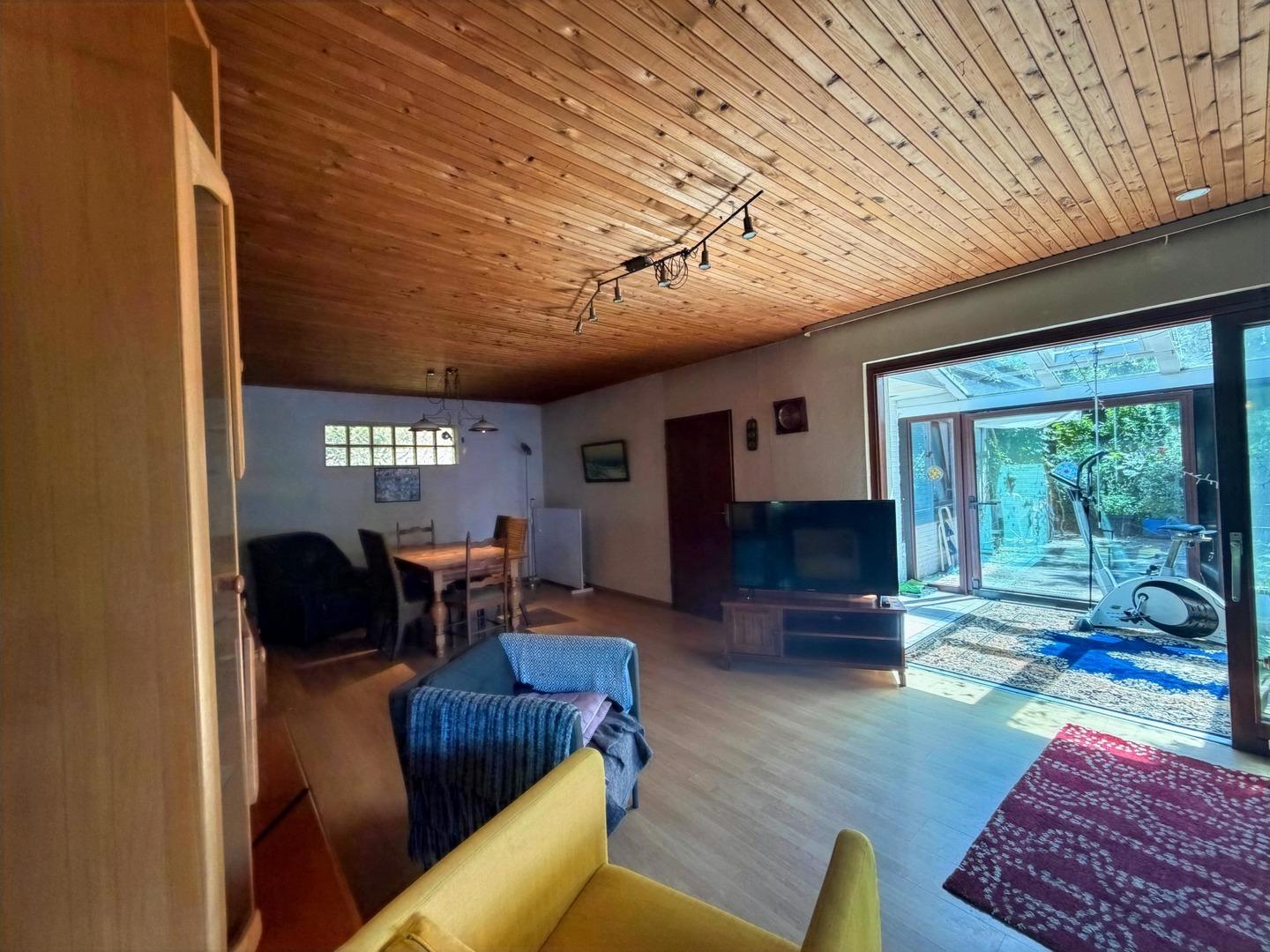 Wohnzimmer mit Blick in den Wintergarten