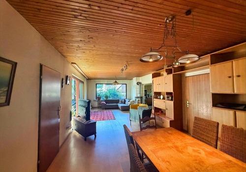 Wohnzimmer Blick Kamin und Esszimmer