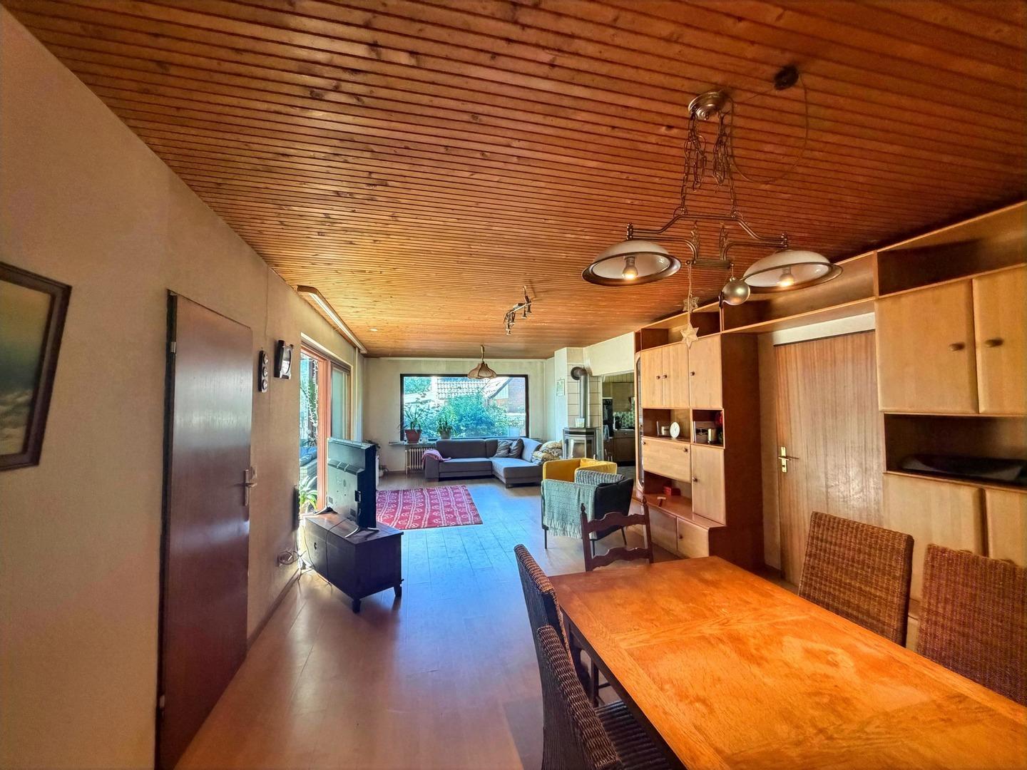 Wohnzimmer Blick Kamin und Esszimmer