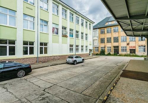 Zufahrt mit Parkplätzen