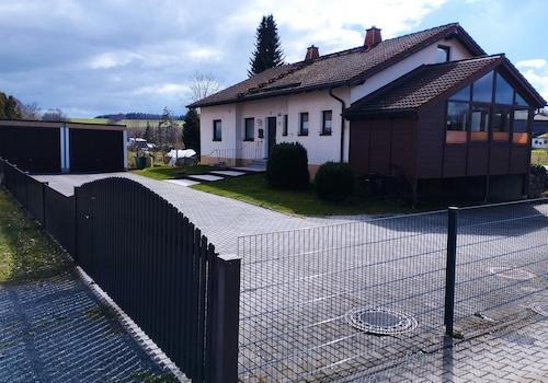 Wohnhaus/Zufahrt
