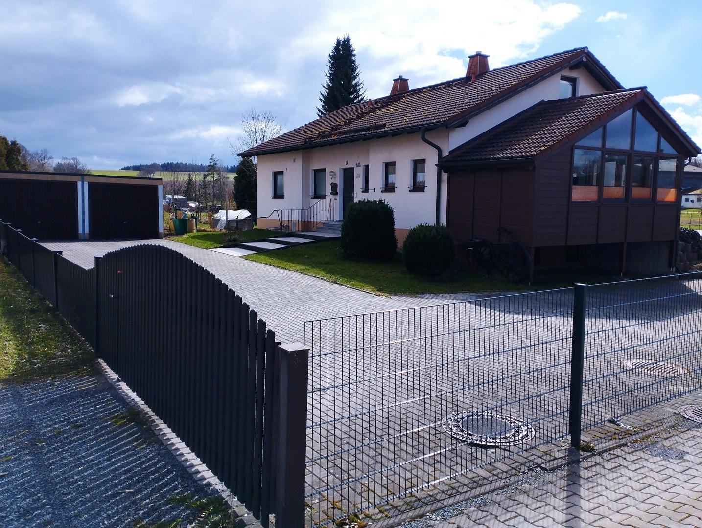 Wohnhaus/Zufahrt