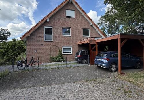 Südansicht mit Carport