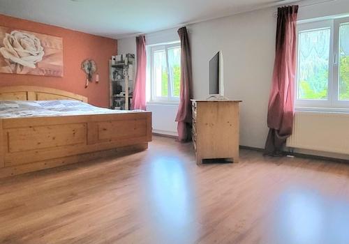 Schlafzimmer 1