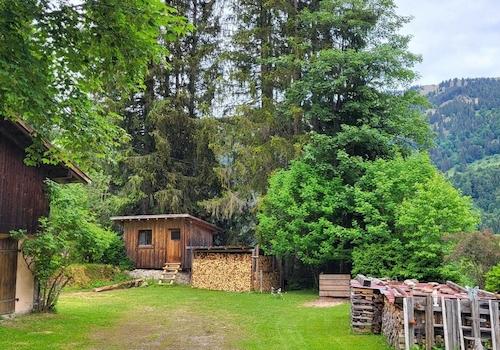 Garage, Stellplätze, Holzlager