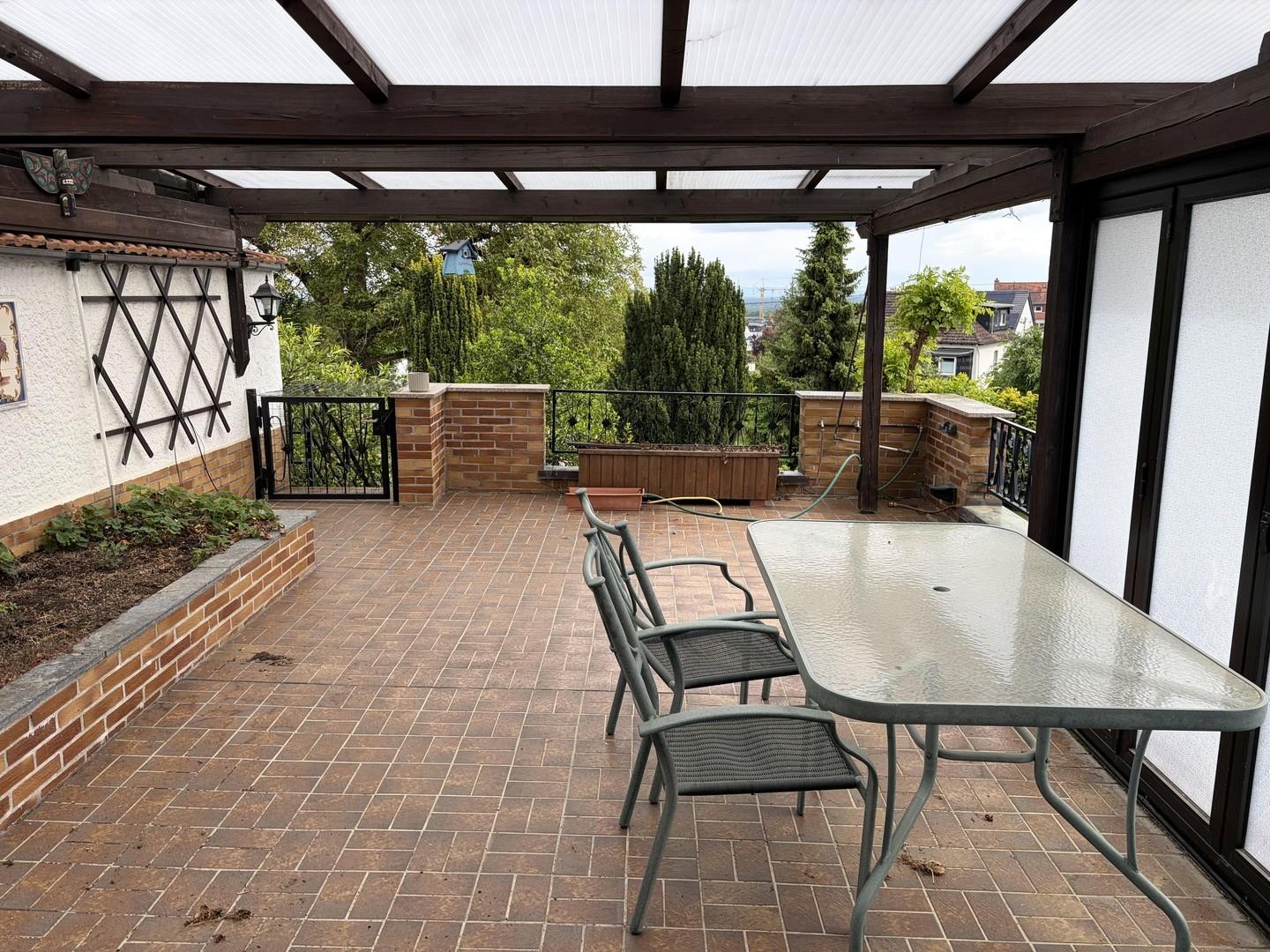 überdachte Terrassse