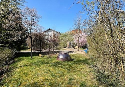 Angrenzender Spielplatz