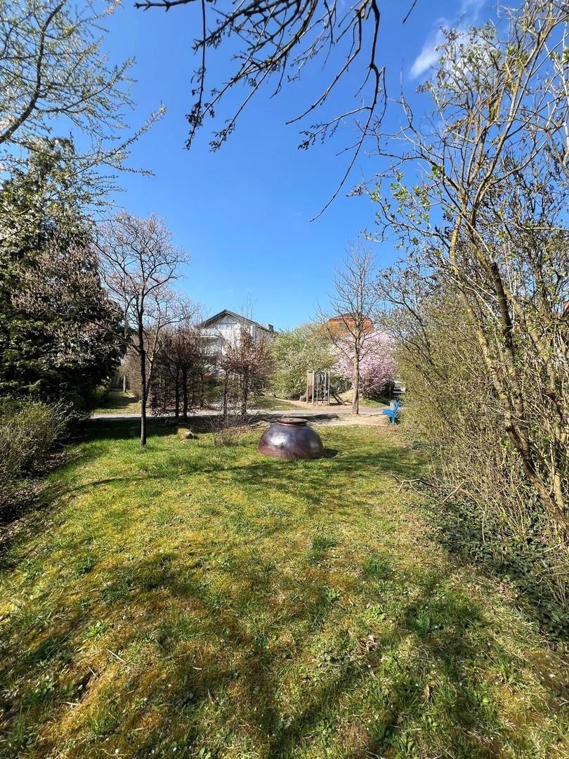 Angrenzender Spielplatz