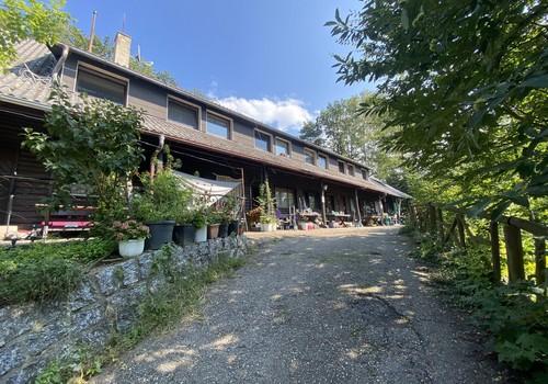 Blick auf das Mehrfamilienhaus