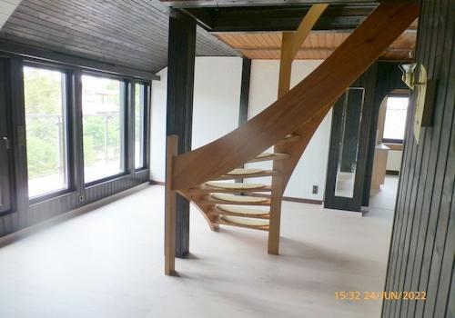 Wohnzimmer mit kleinem Balkon