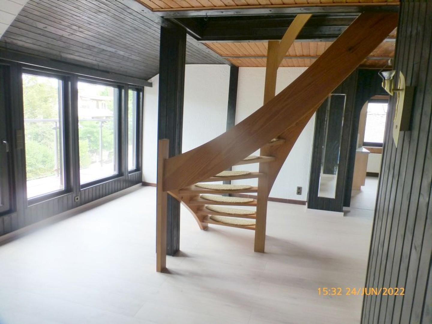 Wohnzimmer mit kleinem Balkon